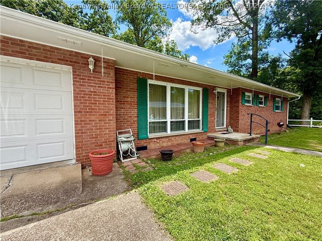 944 S Walnut Street, St Albans, WV 25177