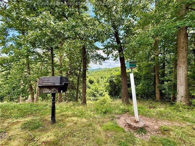 944 S Walnut Street, St Albans, WV 25177