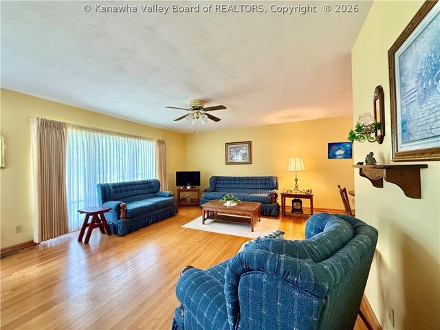 944 S Walnut Street, St Albans, WV 25177