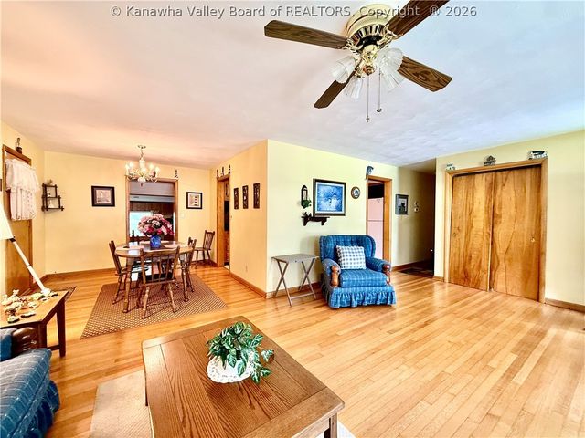 944 S Walnut Street, St Albans, WV 25177