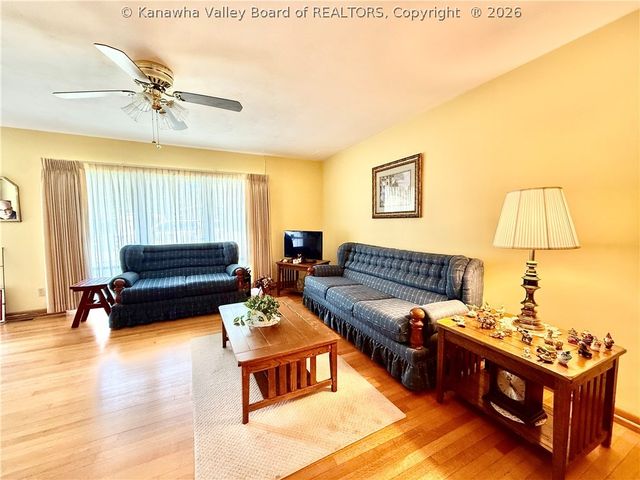 944 S Walnut Street, St Albans, WV 25177