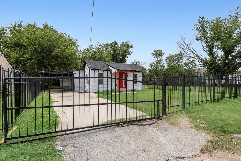 2108 Rw Bivens Lane, Fort Worth, TX 76105