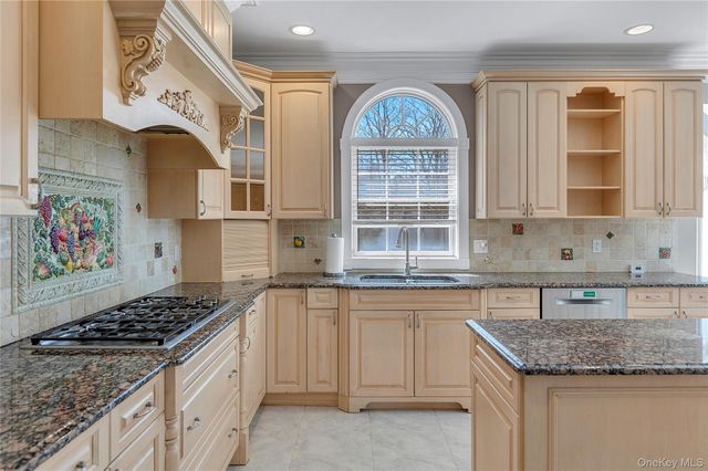 4 Gianna Court, Hauppauge, NY 11788
