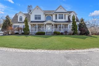 4 Gianna Court, Hauppauge, NY 11788