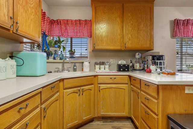 381 Wallis Ave, Gustine, CA 95322