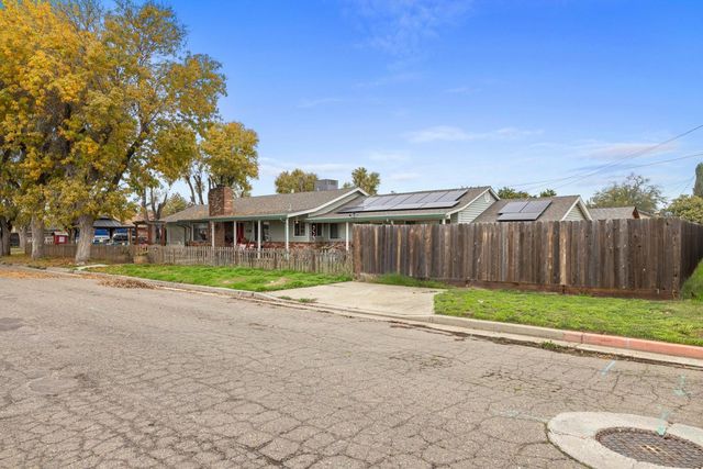 381 Wallis Ave, Gustine, CA 95322