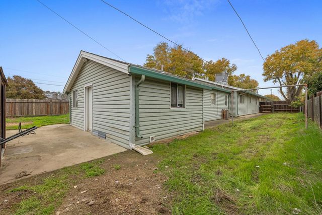 381 Wallis Ave, Gustine, CA 95322