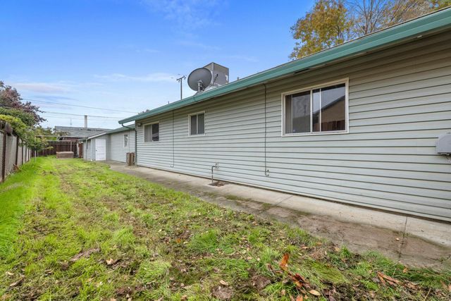 381 Wallis Ave, Gustine, CA 95322