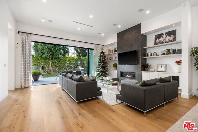 15030 Hartsook Street, Sherman Oaks, CA 91403