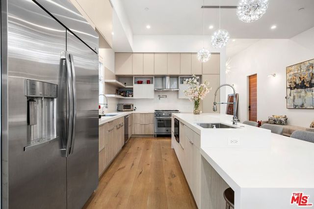 15030 Hartsook Street, Sherman Oaks, CA 91403