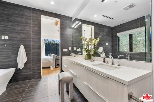 15030 Hartsook Street, Sherman Oaks, CA 91403