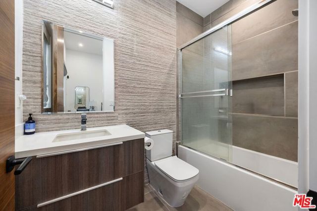 15030 Hartsook Street, Sherman Oaks, CA 91403