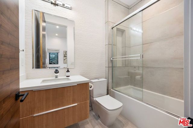 15030 Hartsook Street, Sherman Oaks, CA 91403