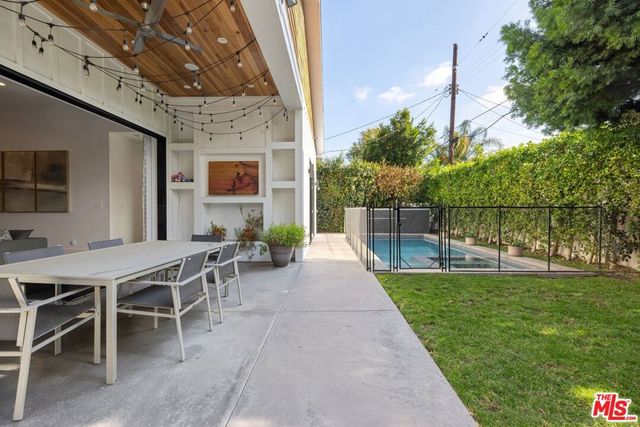 15030 Hartsook Street, Sherman Oaks, CA 91403