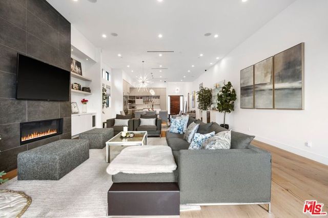 15030 Hartsook Street, Sherman Oaks, CA 91403