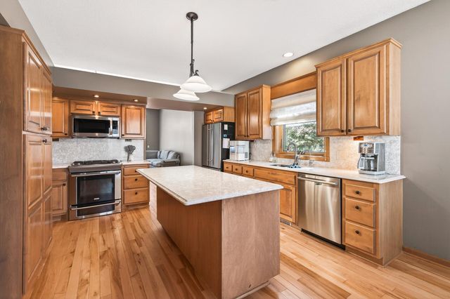 528 Wildflower, Burnsville, MN 55306