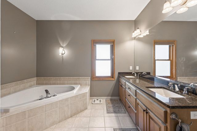 528 Wildflower, Burnsville, MN 55306