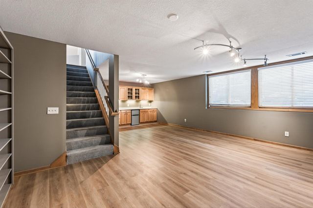 528 Wildflower, Burnsville, MN 55306