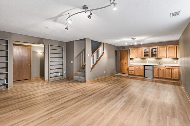 528 Wildflower, Burnsville, MN 55306