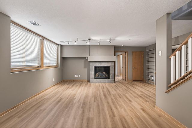 528 Wildflower, Burnsville, MN 55306