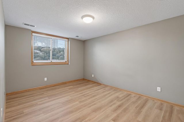 528 Wildflower, Burnsville, MN 55306