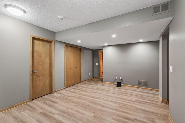 528 Wildflower, Burnsville, MN 55306