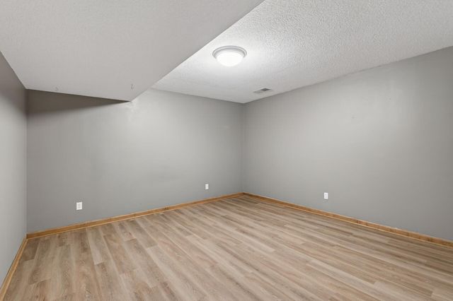 528 Wildflower, Burnsville, MN 55306