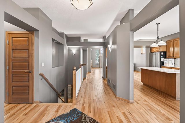 528 Wildflower, Burnsville, MN 55306