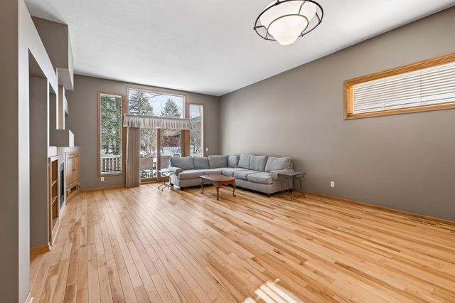 528 Wildflower, Burnsville, MN 55306