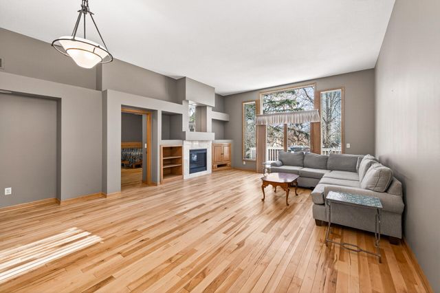 528 Wildflower, Burnsville, MN 55306