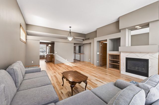 528 Wildflower, Burnsville, MN 55306