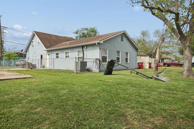 1739 W 7th Street, Freeport, TX 77541