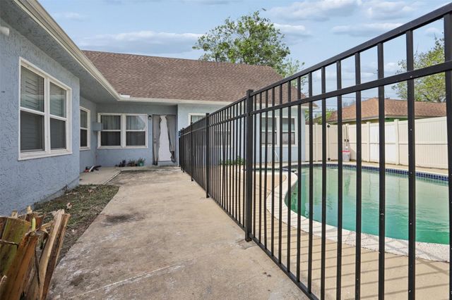 1739 W 7th Street, Freeport, TX 77541