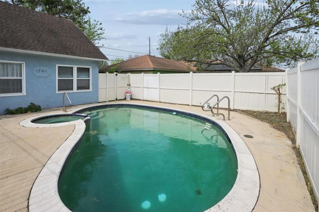 1739 W 7th Street, Freeport, TX 77541