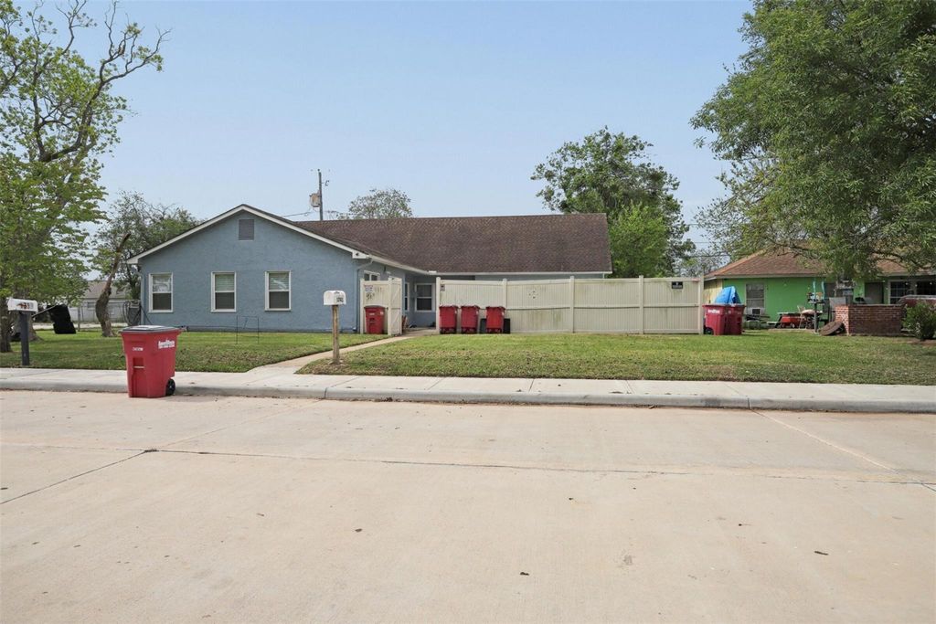 1739 W 7th Street, Freeport, TX 77541
