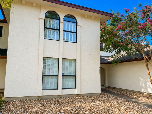 5868 Royal Ridge Dr, San Antonio, TX 78239