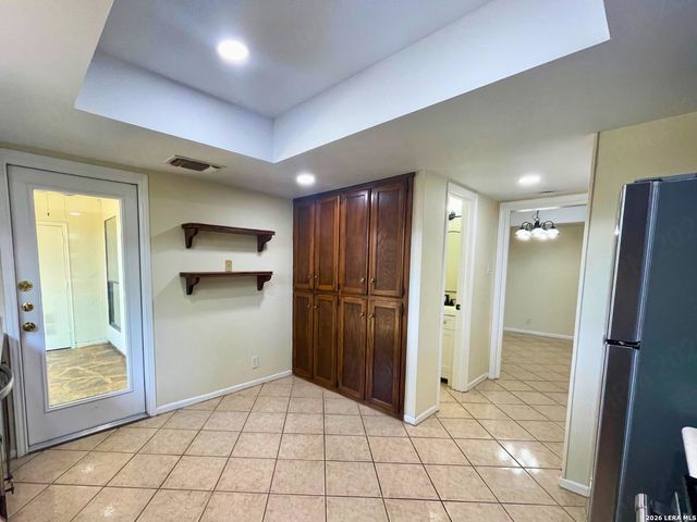 5868 Royal Ridge Dr, San Antonio, TX 78239