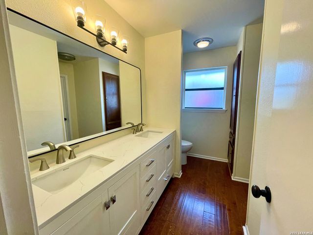 5868 Royal Ridge Dr, San Antonio, TX 78239