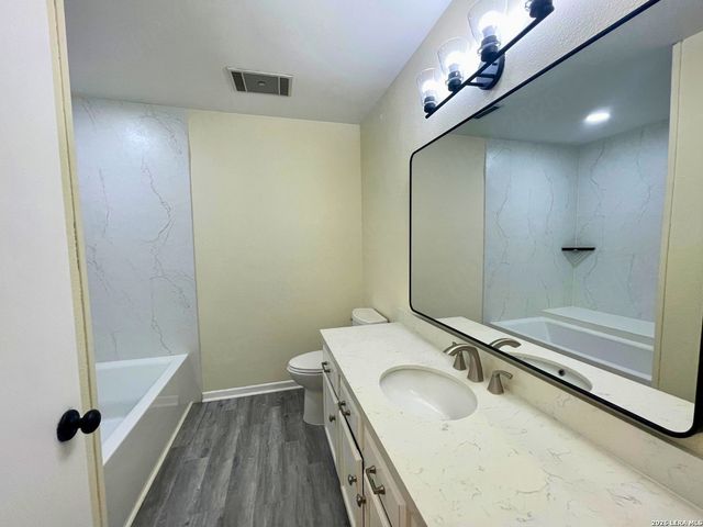 5868 Royal Ridge Dr, San Antonio, TX 78239
