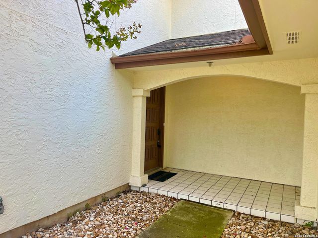 5868 Royal Ridge Dr, San Antonio, TX 78239
