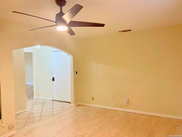 5868 Royal Ridge Dr, San Antonio, TX 78239