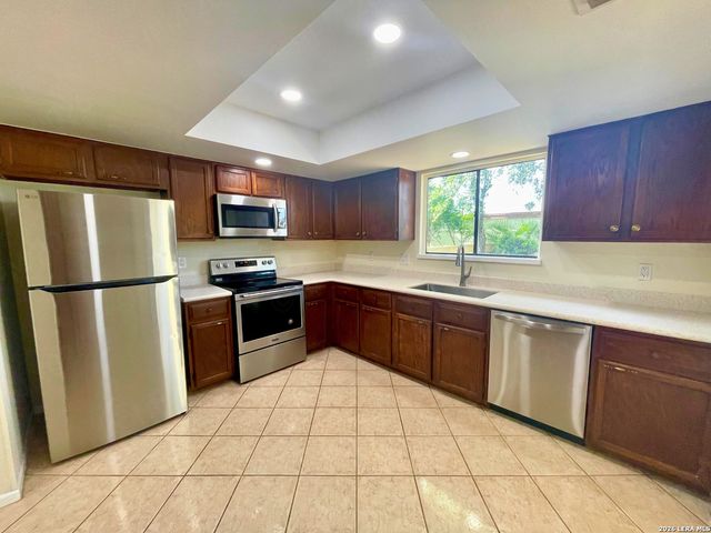 5868 Royal Ridge Dr, San Antonio, TX 78239