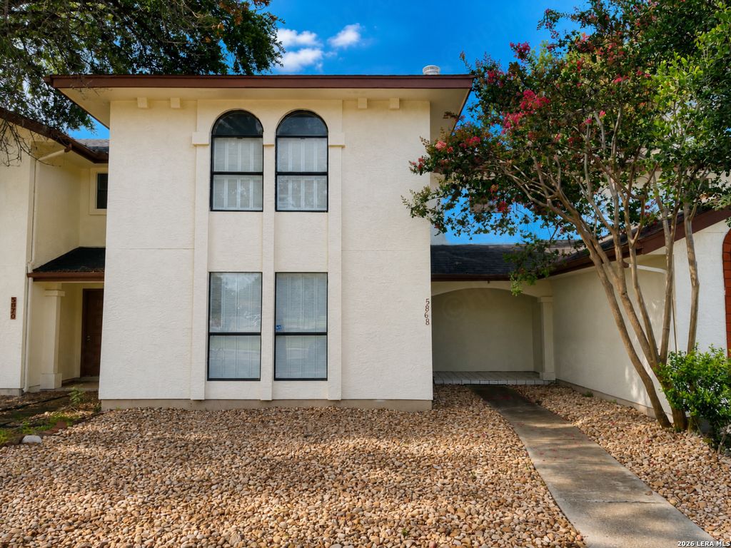 5868 Royal Ridge Dr, San Antonio, TX 78239