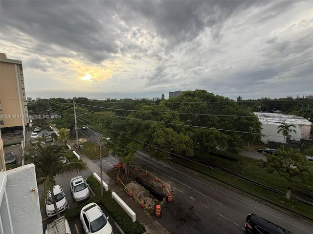 2020 NE 135th St 503, North Miami, FL 33181