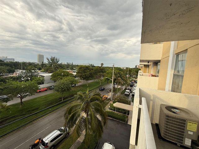 2020 NE 135th St 503, North Miami, FL 33181