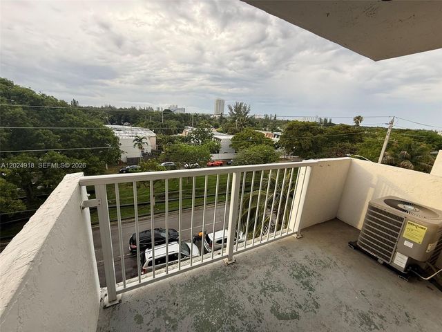 2020 NE 135th St 503, North Miami, FL 33181