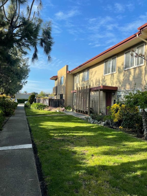 Image 3 of property listing at 1504 Day Avenue G, San Mateo, CA 94403