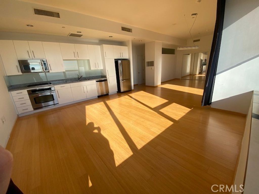 Image 4 of property listing at 1100 Wilshire, Los Angeles, CA 90017