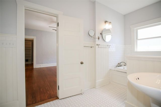 2107 College Avenue, Fort Worth, TX 76110