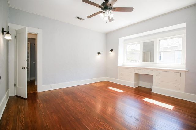 2107 College Avenue, Fort Worth, TX 76110